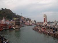 man versammelt sich an den Badetreppen