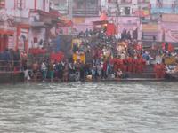 Mönche und Priester versammeln sich zum Gebet