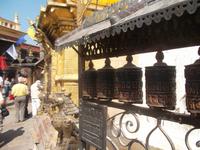 Gebetsmühlen gibt es überall im Tempelkomplex