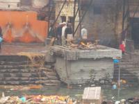 das Einäschern ist für gläubige Hindus der Weg zur Vereinigung mit den Elementen