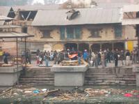 Ein Verstorbener wird auf den Scheiterhaufen gelegt