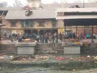 die heiligen Verbrennungsstätten von Pashupatinath sind sehr gefragt