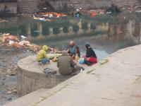 Hier gedenkt eine Famile des Jahrestages der Einäscherung ihres Verwandten