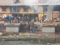 Die Verbrennung ist für den gläubigen Hindu die Vereinigung mit den Elementen 