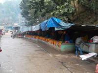 gesäumt von Opfergaben-Geschäften