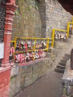 Opfer- und Dankesgaben säumen die Tempelwände