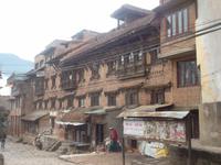 traditionelle Architektur aus Backstein und geschnitzten Fenstern und Türen