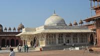 044 Fatehpur Sikri, Marmorgrabmal im Hl. Bezirk