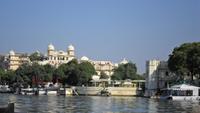 070 Udaipur, Palast vom See aus