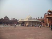 Marmorgrabmal im heiligen Bezirk von Fatehpur Sikri