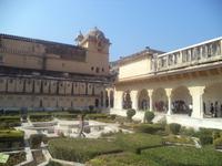 Innenhof mit Garten im Amber-Fort