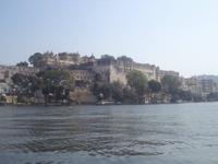 Blick zum Stadtpalast Udaipur vom See her
