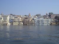 Blick auf die Stadt Udaipur vom See aus