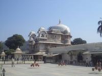 Jagmandir-Palast auf Garteninsel im Pichola-See