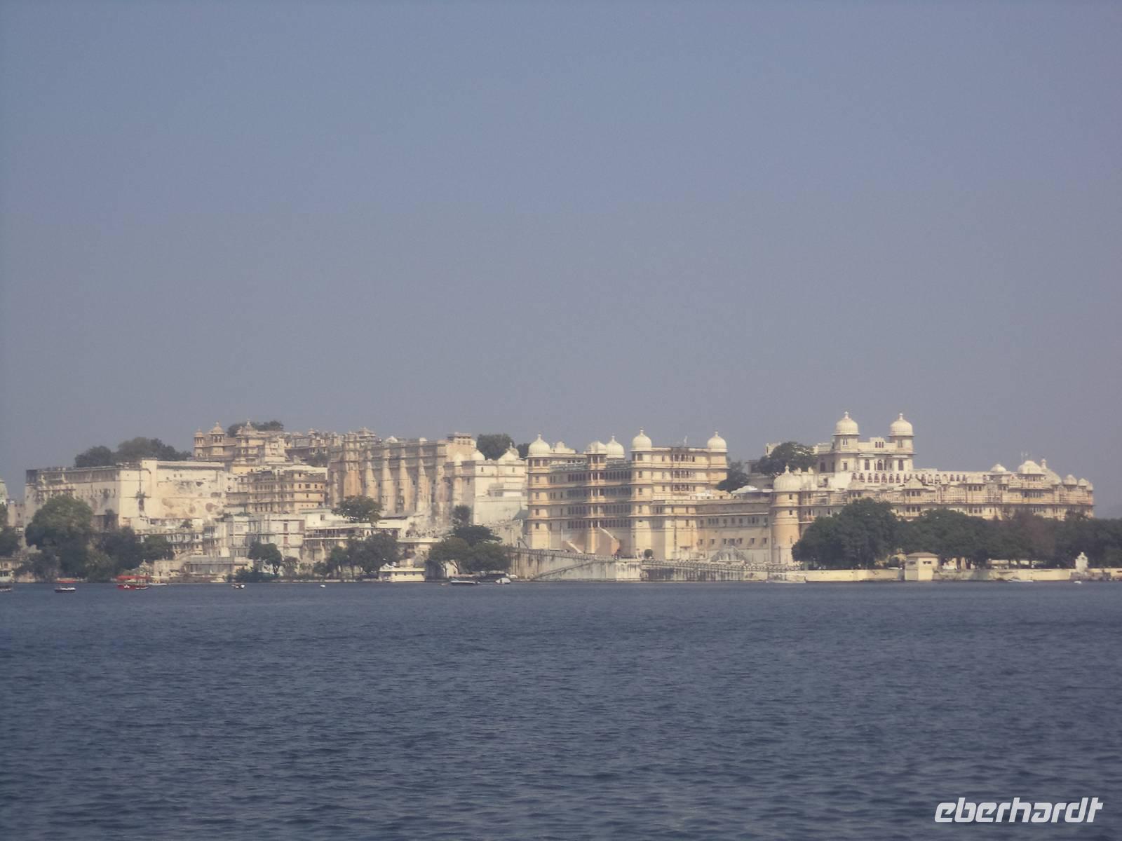 Stadtpalast Udaipur vom See her