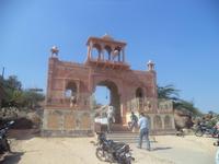 Eingang zum Felsenheiligtum von Khejrala