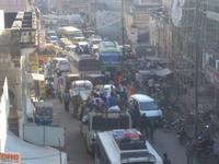 Blick vom Dach auf Fatehpurs Verkehrschaos