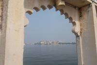 Blick über den See zum Stadtpalast von Udaipur