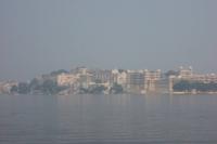 Blick über den See zum Stadtpalast von Udaipur