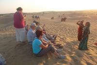 Gruppe kurz vor Sonnenuntergang in der Thar-Wüste