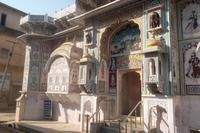 Eingang zum Haveli-Tempel in Fatehpur