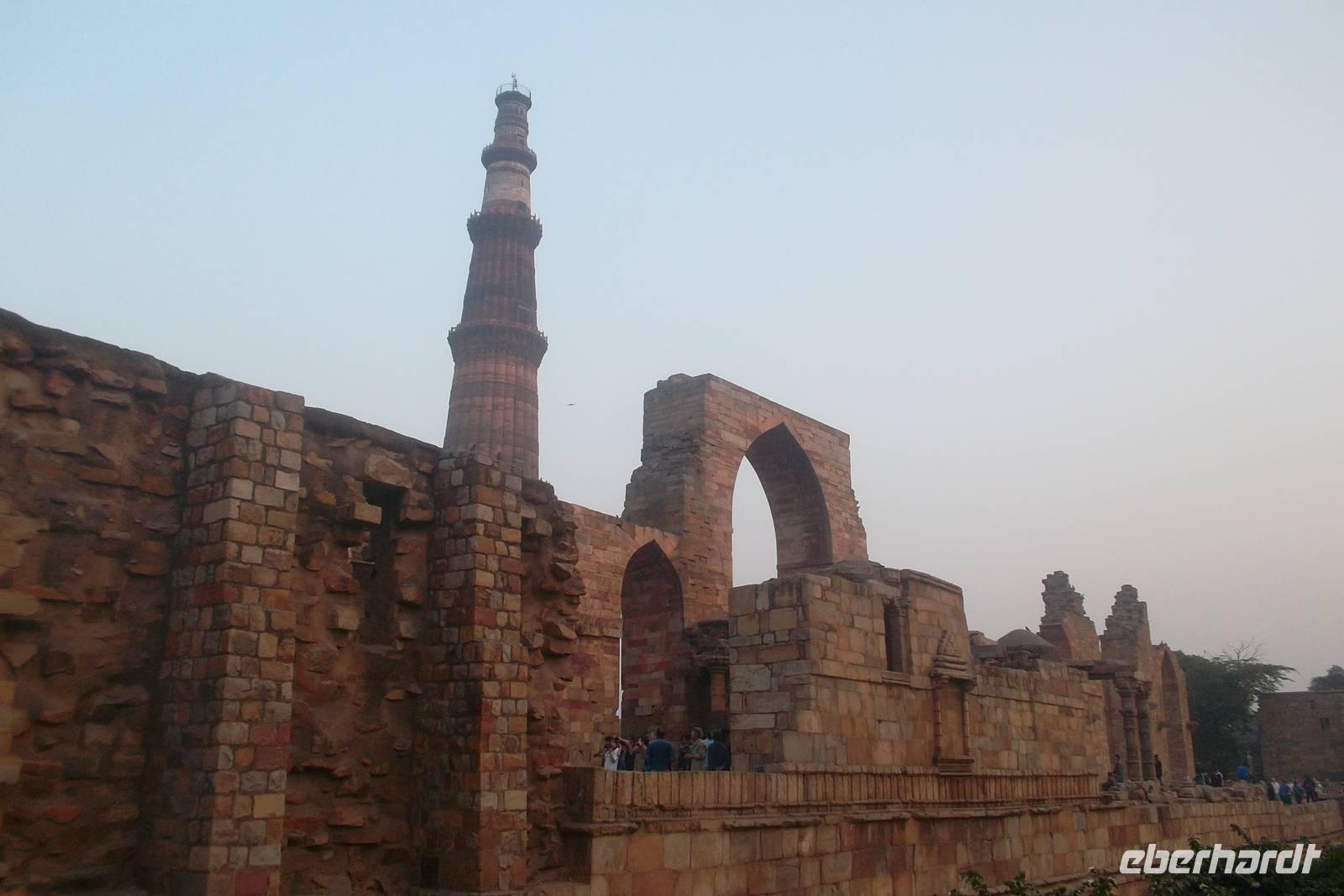 Qutub Minar und Moscheeruine in Delhi