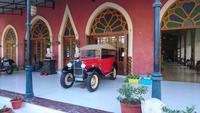 Alte, stolze Autos am Hotel in Bikaner