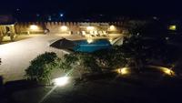 Am Hotelpool am Abend in Khejrala