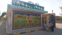 Am Zugang zur Kamelzuchtstation Bikaner