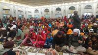 Armenspeisung im Sikh-Tempel Delhi