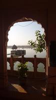 Blick aus dem Tempel über den heiligen See in Jaisalmer