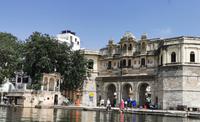 Blicke vom Pichola See aus auf Udaipur