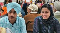 Dieses Junge Paar wartet auf das Essen, Sikh Tempel, Delhi