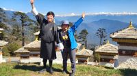 Dochula Pass - Reiseleiter Galey und Reisebegleitung Petra