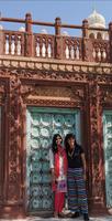 Gleich zwei Schönheiten vor dem Jaswant Thada Mausoleum
