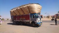 Hoch beladener LKW