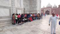 Jugendliche Inder am Taj Mahal