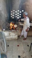 Naanbrot wird gebacken