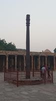 Nichtrostende Eisensäule im Qutb Minar Bezirk in Delhi