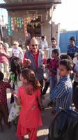 Süßigkeiten für die Kinder in Khejarla