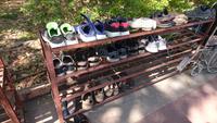 Schuhe bleiben draußen beim Jain-Tempel-Besuch in Ranakpur
