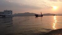 Sonnenuntergang auf dem Stadtsee Udaipur