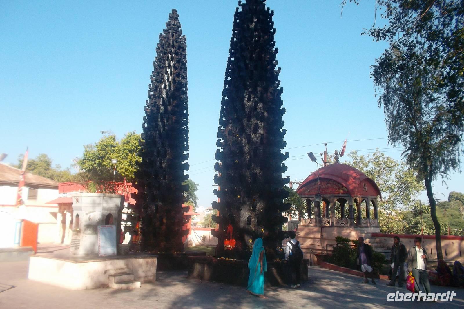 Ujjain, Steinlampen-Opfertürme im Harsiddhi-Mandir-Tempel