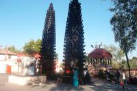 Ujjain, Steinlampen-Opfertürme im Harsiddhi-Mandir-Tempel