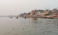 Unsere Lichter schwimmen vor der Kulisse von Varanasi
