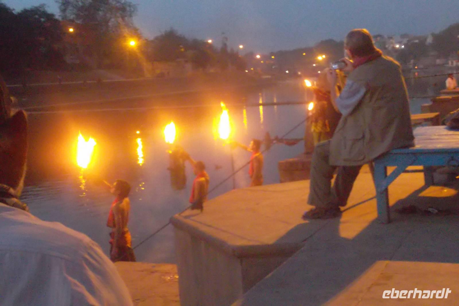 abendliche Feuerzeremonie an den Badeghats von Ujjain