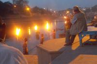 abendliche Feuerzeremonie an den Badeghats von Ujjain