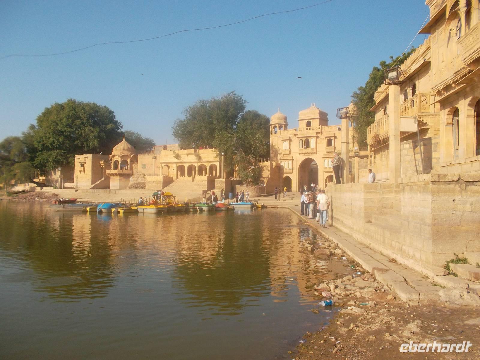 aus gelbem Sandstein erbauter Palastbezirk am See außerhalb Jaisalmers