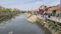 typisches Bild von einem Fluss in Nepal