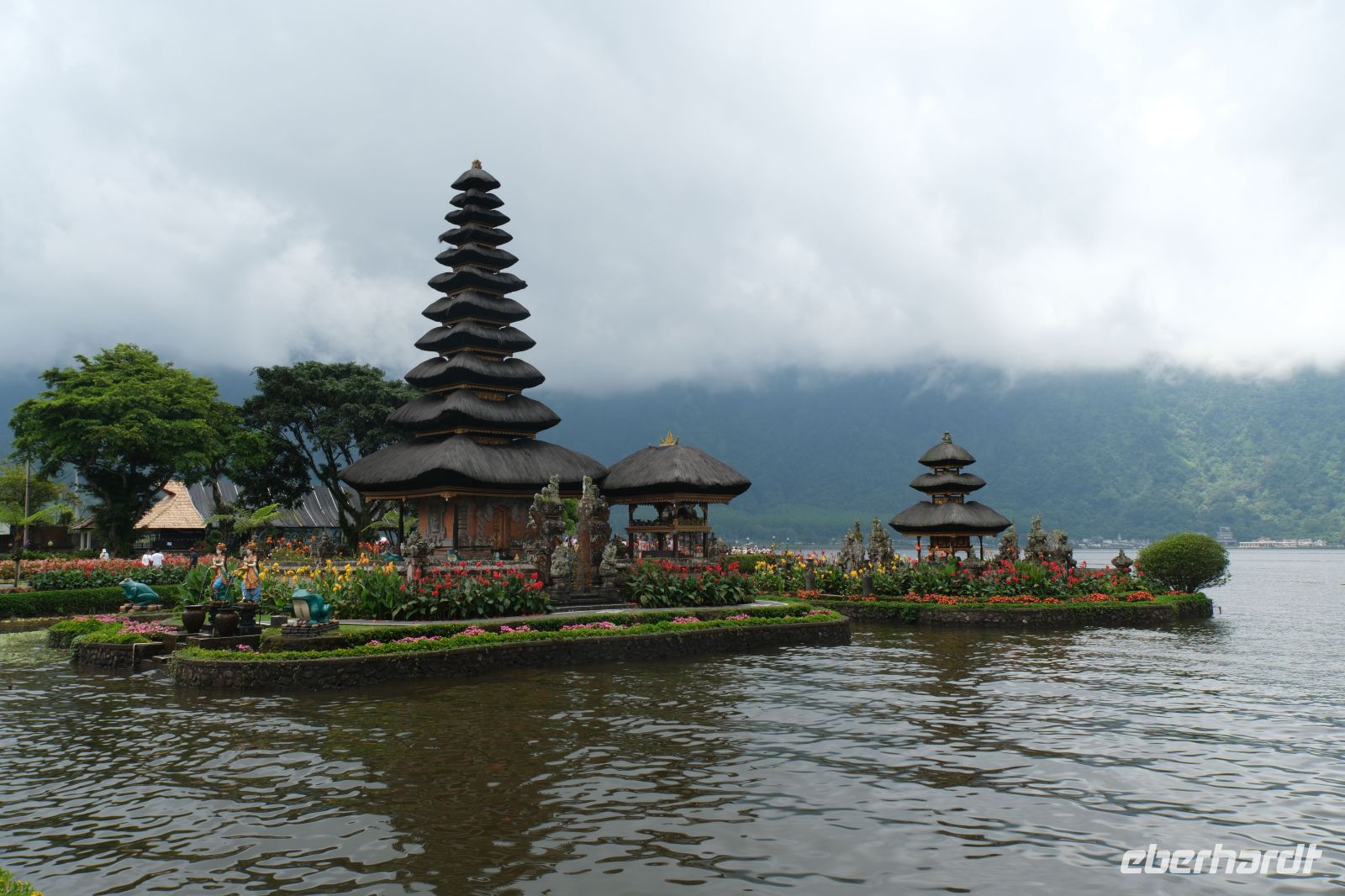 Ulun Danu Wassertempel am Bratan Lake auf Bali - Indonesien